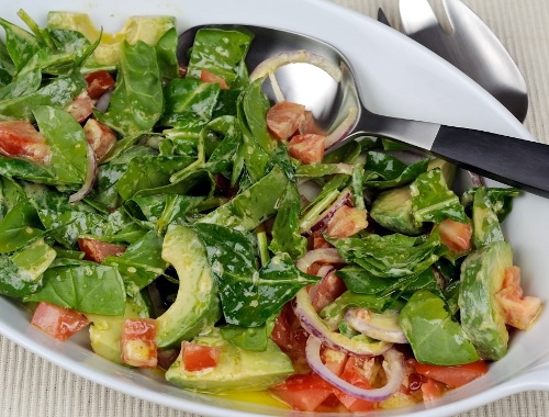 Sallad med tomat, avocado och rödlök Sallad med tomat, avocado och rödlök